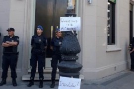 El Espacio de Inundados La Plata llevó su protesta frente a la sede de "Dacal Bienes Raíces"