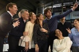 Michetti, además de quedar políticamente relegada, es el símbolo de la "no inclusión" en una selfie