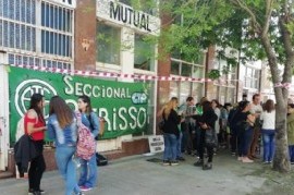 Empleados de una Mutual de Berisso, obligados a atender al público en la calle