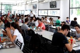 El Comedor Universitario platense abrió sus puertas este lunes y vendió 3.400 tickets a 30 pesos