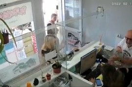 Un dirigente defensor de Derechos Humanos le pegó a una empleada de una empresa de colectivos
