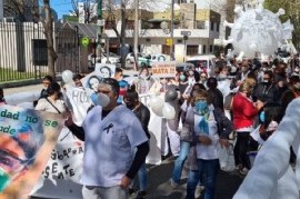 Antes de acampar, aparecieron las "internas" de enfermeras y enfermeros sobre el  modo de protesta