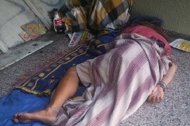 La Plata: Un hombre instalado hace más de un año en la entrada de un edificio divide a los vecinos