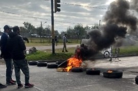 La Plata: cortan la Avenida 520 en reclamo de alimentos para comedores y reincorporación de médicos