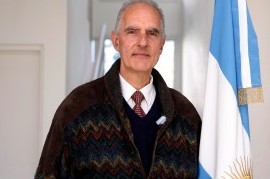 Investigadores de La Plata hallaron evidencia de que la primera Bandera Argentina fue azul y blanca