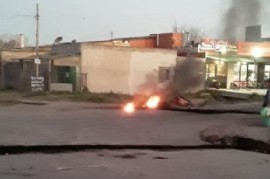 La Plata: hartos por los cortes de EDELAP, vecinos del Cementerio salieron a la calle a protestar