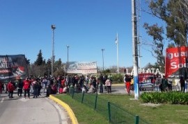 Cooperativistas platenses cortaron la Autopista La Plata-Buenos Aires por reclamos salariales