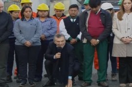 Macri inauguró una nueva obra y volvió a ponerse el chip de los bolsos de López