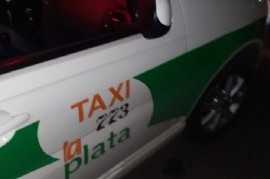 Golpean con un culatazo en la cabeza y le roban a un taxista de La Plata