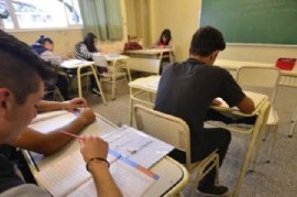 Pasar de año en los colegios secundarios bonaerenses no solo será muy fácil: casi un trámite