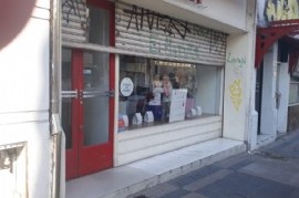 La Plata: persianas a medio abrir, recurso de comerciantes que desafían la cuarentena obligatoria