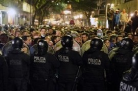 Incidentes frente al domicilio de la vicepresidenta Kirchner, quien repudió el accionar policial