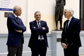 El presidente de YPF fue distinguido en La Plata como Graduado Ilustre