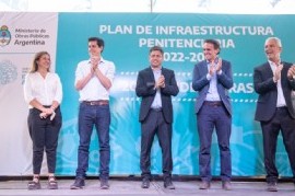 Sonrisas de ministros y el gobernador Axel Kicillof al anunciar obras para construir cárceles