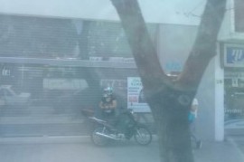 Un sinónimo urgente: "Golpee y será atendido" dice un cartel colocado por trabajadores amenazados