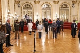 25 de Mayo en Casa Rosada: el presidente Fernández, junto a trabajadores esenciales en la Pandemia