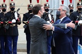 Gira europea: tras el apoyo de Francia, el presidente Fernández ya vuela con destino a Roma