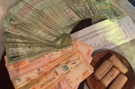 Cobros delirantes y pago con una cantidad de billetes exorbitante: locura inflacionaria en Argentina