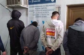 Gomerazos a una comisaría de La Plata: detuvieron a los cuatro atacantes