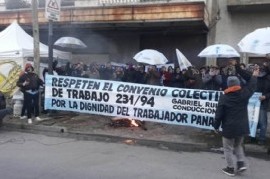 Lanús: el Sindicato de Panaderos protestó frente a una panadería mayorista con trabajadores en negro