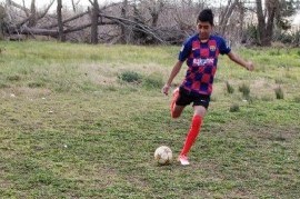 Nació en Bolivia, se luce en La Plata y sueña con jugar en el Barcelona