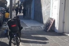 Venta callejera en La Plata: empresarios del comercio reclaman su erradicación al intendente Garro