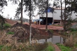 Vecinos aislados en La Plata: Quitan un puente por iniciativa de una empresa y un delegado municipal
