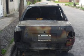 Ensenada: casi de manera sincronizada, les incendiaron los autos a dos policías