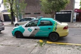 Descontrol urbano en La Plata: vehículo oficial estaciona donde quiere y causa indignación vecinal