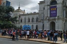 Un pollo por cada comedor cada quince días: duros cuestionamientos al intendente Julio Garro