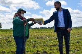 Castelli: el intendente Echarren entregó 22 hectáreas a la Unión de Trabajadores de la Tierra