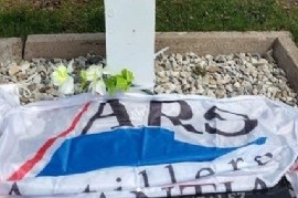 Islas Malvinas: Una bandera del Astillero Río Santiago llegó al cementerio argentino de Darwin