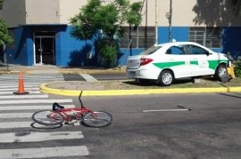 Para no atropellar a un ciclista, el taxista subió a la rambla y chocó una llave maestra de gas