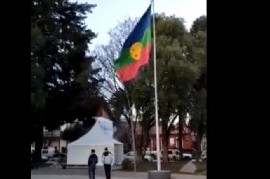 En una plaza de San Martín de los Andes flamea una bandera mapuche más grande que la de Argentina