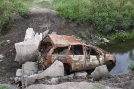 El colmo: en La Plata bloquearon el desagüe de un canal con un auto