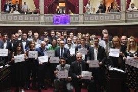 Senador Romero: antes de la última sesión posó con el cartel "Mirá cómo nos ponemos"-"No es No"