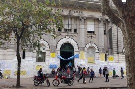 En el Normal 1 de La Plata seguirán sin clases por la suciedad que generan las palomas