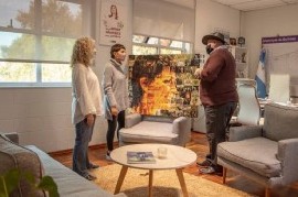 La intendenta de Quilmes, Mayra Mendoza, recibió el regalo de un artista comprometido con ella misma
