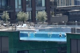 Todo es posible: una piscina transparente y flotante, suspendida a 35 metros de altura