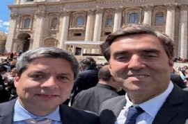 ¿De qué se reía?: el intendente de Luján viajó al funeral del Papa tras un acto con Kicillof