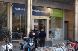 Un policía bonaerense, borracho, se olvidó las llaves adentro del auto y abrió la puerta con un tiro