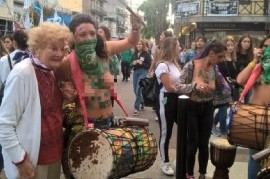 Mimí: con sus 92 años a cuesta, marchó para reclamar por la igualdad de derechos de las mujeres