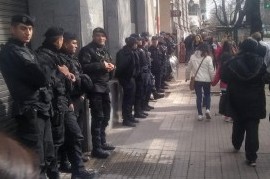 Manteros y vendedores ambulantes de La Plata, vistos como los criminales más peligrosos