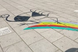 Una huella de ñandú en Plaza Moreno: el Grupo Choiols repintó el plano de la ciudad de La Plata