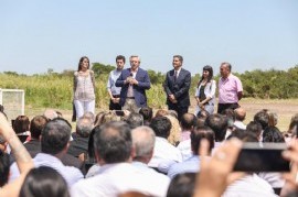 El presidente Fernández junto a Capitanich en la inauguración de un complejo de viviendas en Chaco