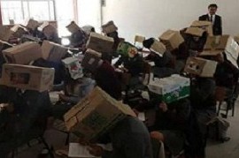 México: para que no se copien, un maestro les colocó a los alumnos cajas de cartón en la cabeza