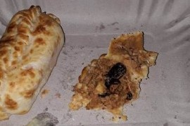 Desagradable: encontró una cucaracha dentro de una empanada de carne