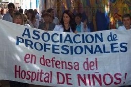 Profesionales y trabajadores realizaron un nuevo abrazo simbólico al Hospital de Niños de La Plata