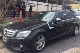 La Plata: detuvieron a un hombre que le cargó nafta a su lujoso Mercedes Benz y huyó sin pagar