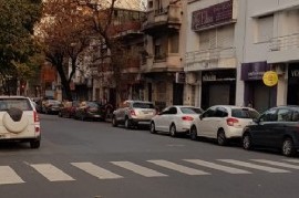 Sin lugar para estacionar en el centro de La Plata: otra prueba más de la inexistencia de cuarentena